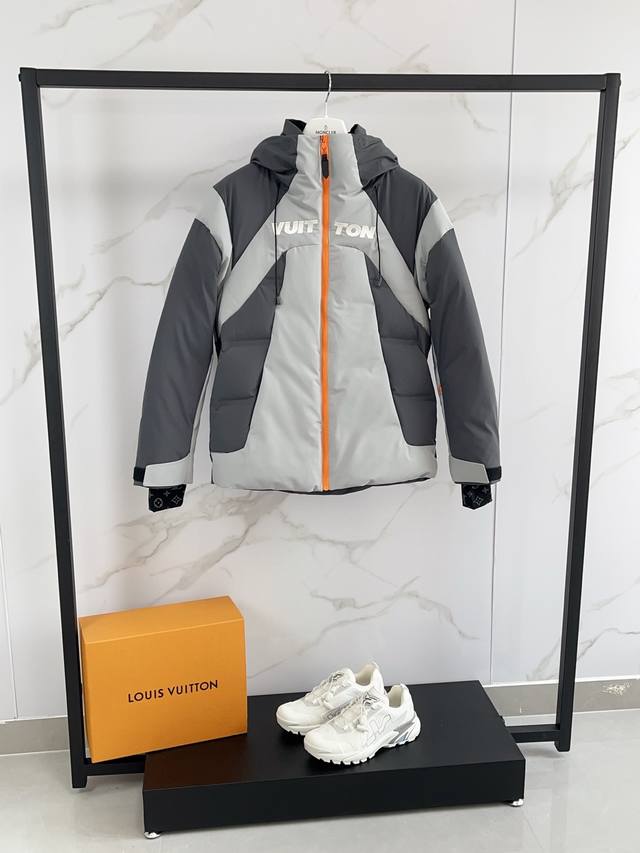 Louis Vuitton Lv 驴家 拼接冲锋衣连帽羽绒服 重磅首发重工羽绒服，男女同款。 使用出色的高科技防水性能短纤尼龙面料，防水拉链。90白鸭绒填充，保