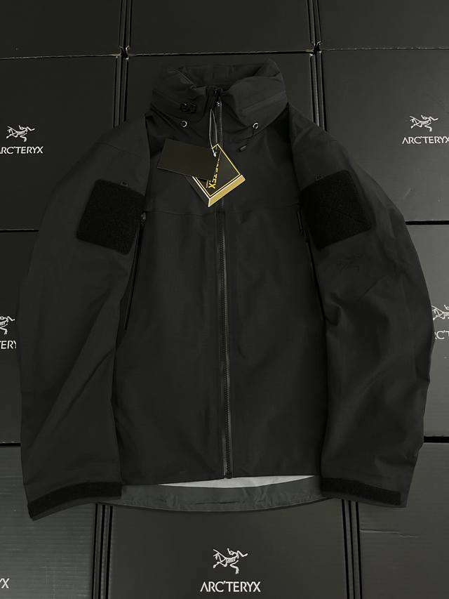 市场最高版本 全溢胶！！ Arc'teryx 始祖鸟 Leaf Alpha Gen2 军鸟冲锋衣 黑色细节补充 正品客供的Gore-Tex防风防水保暖的面料 成