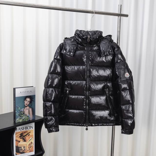 高版本 顶级原版 核心私聊 ｜蒙口 盟可睐 Maya 玛雅 陈奕迅同款 短款羽绒服 尺码: 1码，2码，3码，4码，5码 描述： 受到8年代标致性外套的影响，M