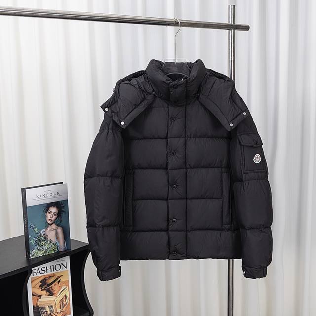 雾面玛雅 Moncler 蒙口秋冬新品玛雅雾面短款羽绒服 这款Vezere短款羽绒夹克是基础款保暖单品，彰显Moner的风格特色。Vezere羽绒夹克采用Lon