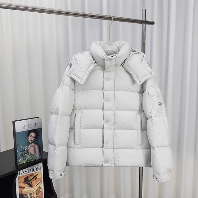 雾面玛雅 Moncler 蒙口秋冬新品玛雅雾面短款羽绒服 这款Vezere短款羽绒夹克是基础款保暖单品，彰显Moner的风格特色。Vezere羽绒夹克采用Lon
