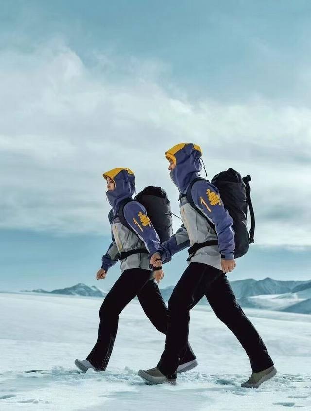 蛇年限定 运动员周鹏 X 峨眉武术非遗传承人凌云， 以攀冰之姿，蛇拳之势，锐进破局，向新而生。冰川之巅，攀冰与蛇拳的精神碰撞。