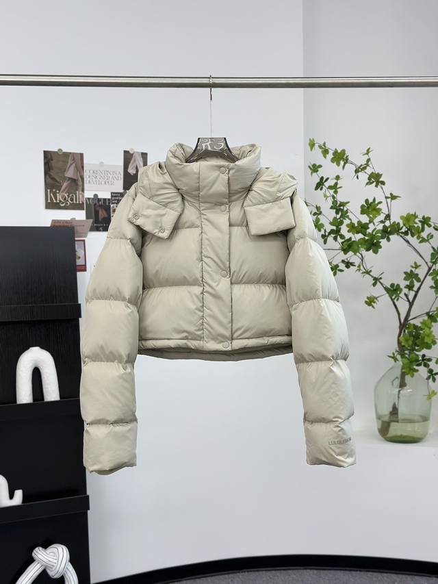 Lululemon三格羽绒服 新品 Lw4Btos女款#Lululemon轻薄羽绒服 设计理念： 这款温暖的羽绒外套伴你度过寒冬；下摆可调节，按 需造型，同时锁