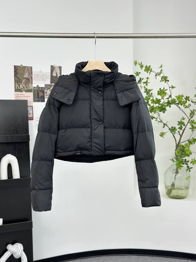 Lululemon三格羽绒服 新品 Lw4Btos女款#Lululemon轻薄羽绒服 设计理念： 这款温暖的羽绒外套伴你度过寒冬；下摆可调节，按 需造型，同时锁