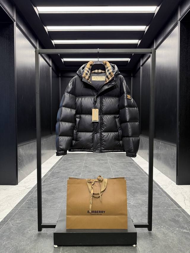 顶级代购版本 Burber* 撞色胶条字母Logo徽标连帽羽绒服.内里拼接经典格纹内衬,上身效果真的绝.特级鹅绒填充.填充超级饱满. 强烈推荐