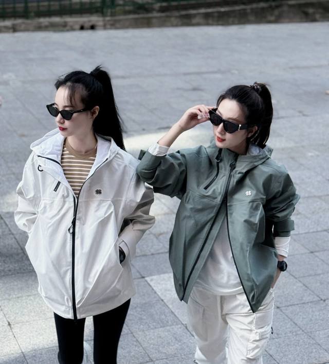 可隆二代 闺蜜装、情侣装、男女同款穿搭！ 可隆Kolon Sport Obli-K 防水防风冲锋衣 产品尺码：Xs S M L Xl Xxl 颜色：黑色、极地白