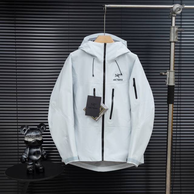 顶级版本Arcteryx始祖鸟 Alpha系列 Sv 第7代 Gore-Tex Pro 刺绣Logo图案休闲运动连帽拉链硬壳冲锋衣滑雪服破晓蓝 货号：X0000