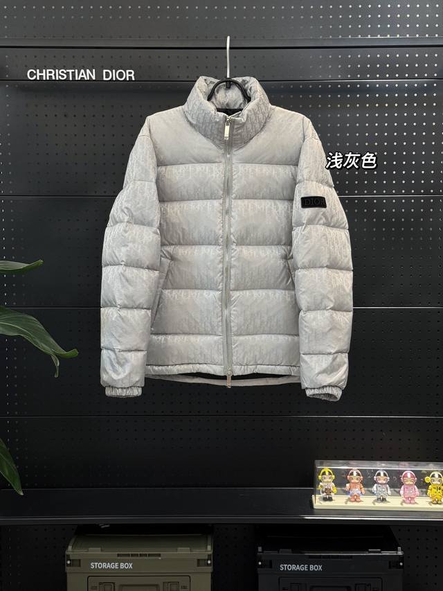 顶级品质 六色齐发 羽绒上新 Dior 23Fw Oblique暗纹老花立领羽绒外套，专柜同款，一路都大火老花羽绒服来啦～ 这是一款超复杂工艺的羽绒外套，定制面