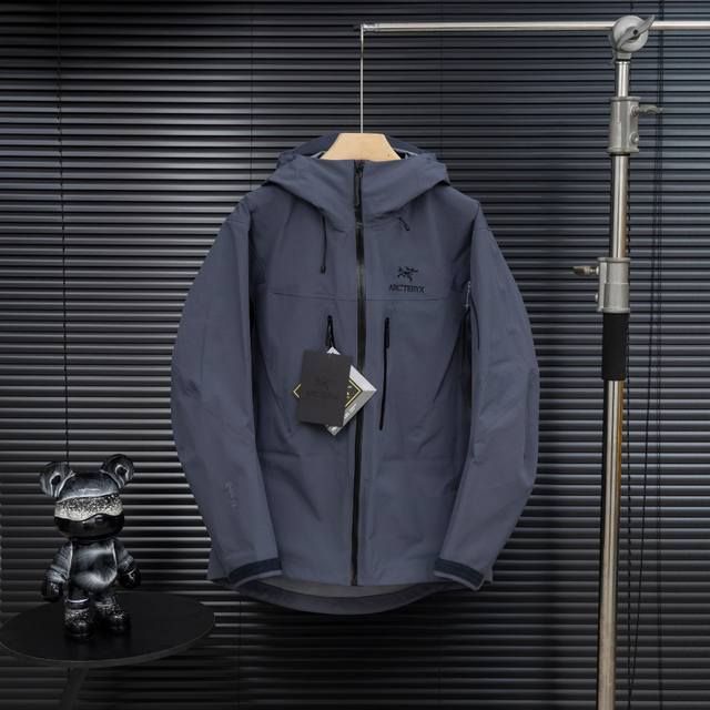 顶级版本Arcteryx始祖鸟 Alpha系列 Sv 第7代 Gore-Tex Pro 刺绣Logo图案休闲运动连帽拉链硬壳冲锋衣滑雪服破晓蓝 货号：X0000