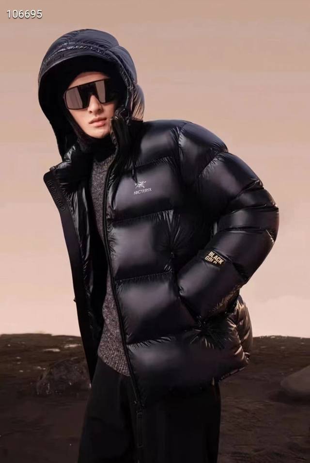 供 控 白鸭绒 Arc'teryx 始祖鸟 黑金羽绒服 新款户外鸟家白鸭绒短款轻量连帽羽绒服连帽750蓬男羽绒服耐磨且保暖 Thorium夹克的标准款式设计简洁