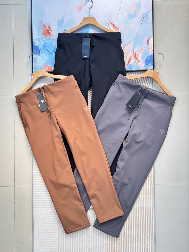 供 控 加绒！迪桑特Tra1N1Ng综训男式防水防雨透湿梭织运动松紧腰冲锋软壳长裤B1299 颜色：黑色、灰色、咖色 尺码：M、L、Xl、2Xl、3Xl 官网在