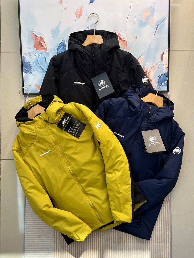 供 控 Mammut猛犸象2025官网同步！轻量化舒适保暖情侣款B1299连帽棉服外套 颜色：黄黑拼接、 藏青 黑色 尺码：M-3Xl 立体裁剪，多片拼接 经典