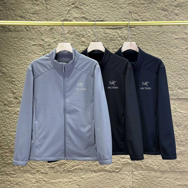 供 控 始祖鸟25年秋冬季户外男士立领加绒软壳冲锋衣夹克！ 这款软壳冲锋衣无B1299论是版型还是工艺，一看就不是那种普通货色！整体是户外山系风的定位！既能满足