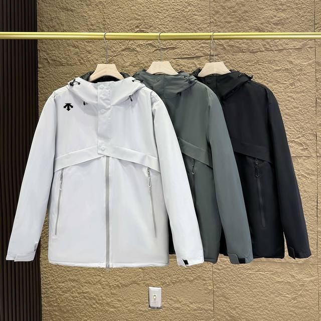 供 控 迪桑特2025冬季新品，户外男款加厚连帽棉衣商 新款功能性棉衣，B1299品质 防风防水，版型超级正 上身效果极佳 挺阔有质感 户外功能防水级别 ，细节