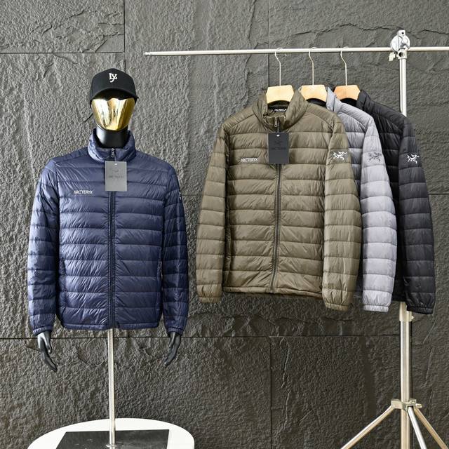 供 控 始祖鸟立领刺绣羽绒服，叫人惊艳的一款羽绒服！ 集户外与休闲通勤一体，耐磨且保暖 可作为冬季严寒情况下的中间层衣物，也可单独穿着，标准款式设计简洁流畅，