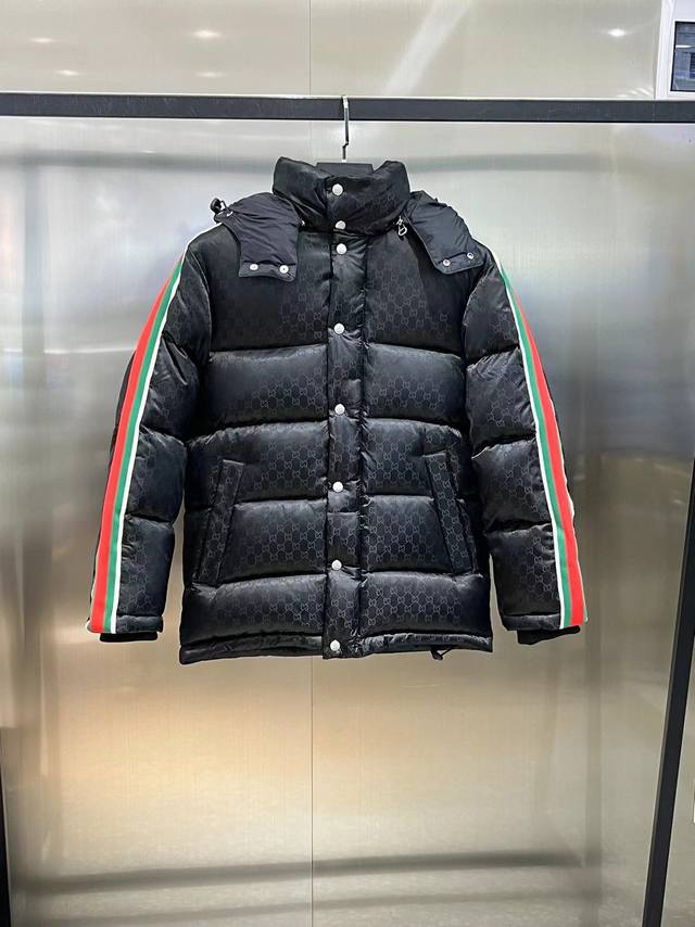 高版本 Gucci 古驰 羽绒服时尚双G撞色拼接织带羽绒服 双G满Logo连帽羽绒服 这款拉链羽绒服是焕新推出的配饰和成衣系列中的一款 再生尼龙由可回收利用的缝