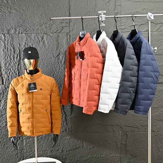 供是 控 可隆冬季户外立领保暖羽绒服！ 保暖性 颜值并存的一款羽绒服，上身不要太好看！ 这几年风靡世界，一款时装运动兼备的好货。 每一处要求非常严格，对面料做工