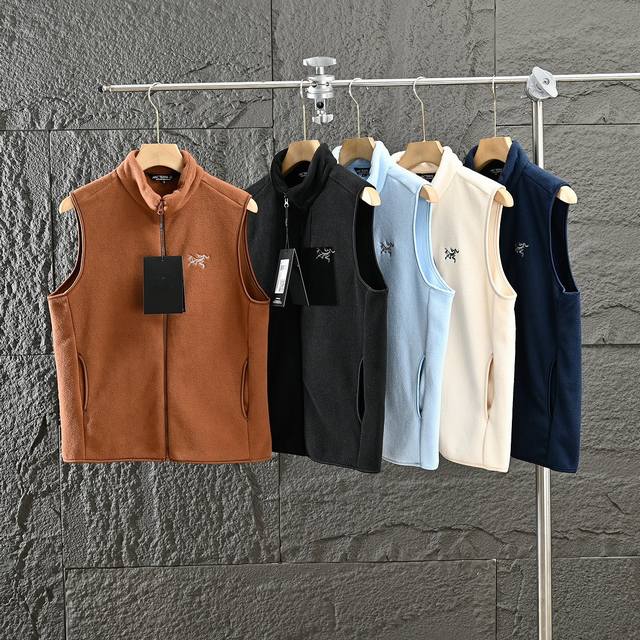 供 ，控 Arcteryx 始祖鸟25Ss秋季新款刺绣摇粒绒立领马甲！ 胸前经典万针精心刺绣大鸟，加绒秋冬马甲户外休闲坎肩外套防风保暖马甲，非常适合日常城市通勤