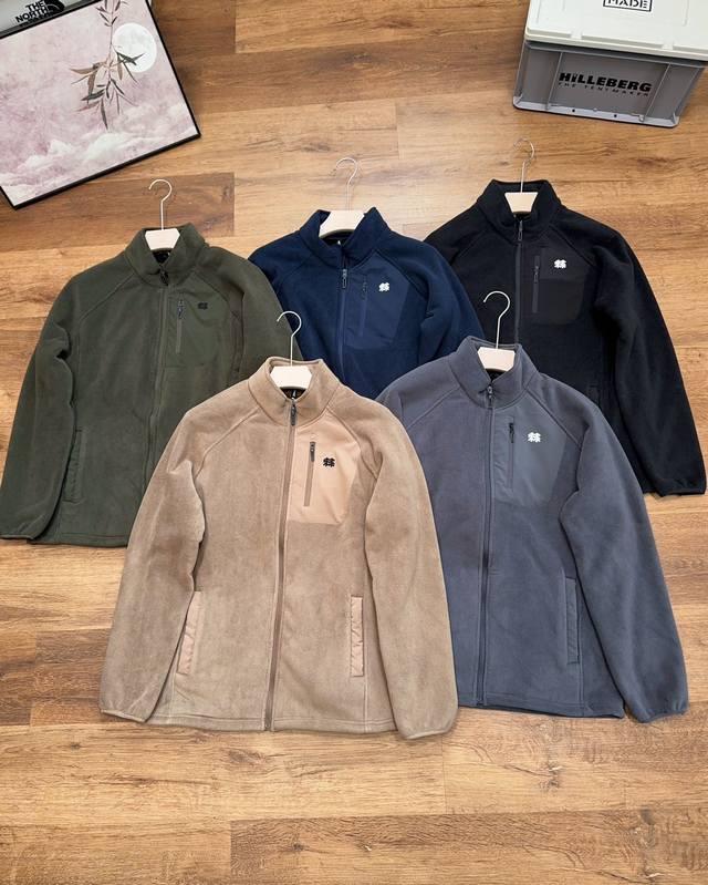 供 控 可隆24年冬季新款客供高密度摇粒复合棉花绒立领外套 注意下： 咱们这是双层加绒！所以比A9996市面上的大部分都厚 表面是小颗粒摇粒绒，内里是一层很厚大