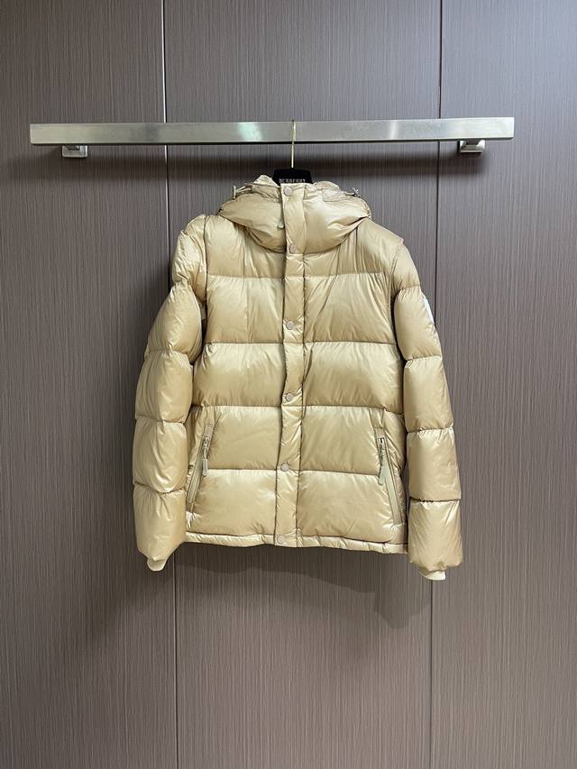 巴宝莉脱袖分离款 Burberry 巴宝莉秋冬新款可拆式衣袖连帽羽绒服周冬雨同款 设计理念： Burberry London England家冬季新款羽绒服，巴