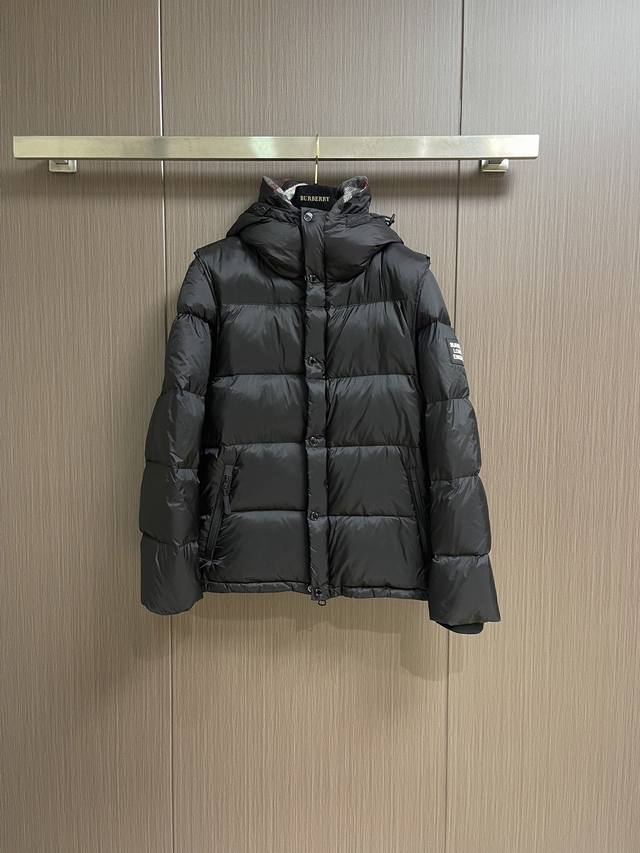 巴宝莉脱袖分离款 Burberry 巴宝莉秋冬新款可拆式衣袖连帽羽绒服周冬雨同款 设计理念： Burberry London England家冬季新款羽绒服，巴