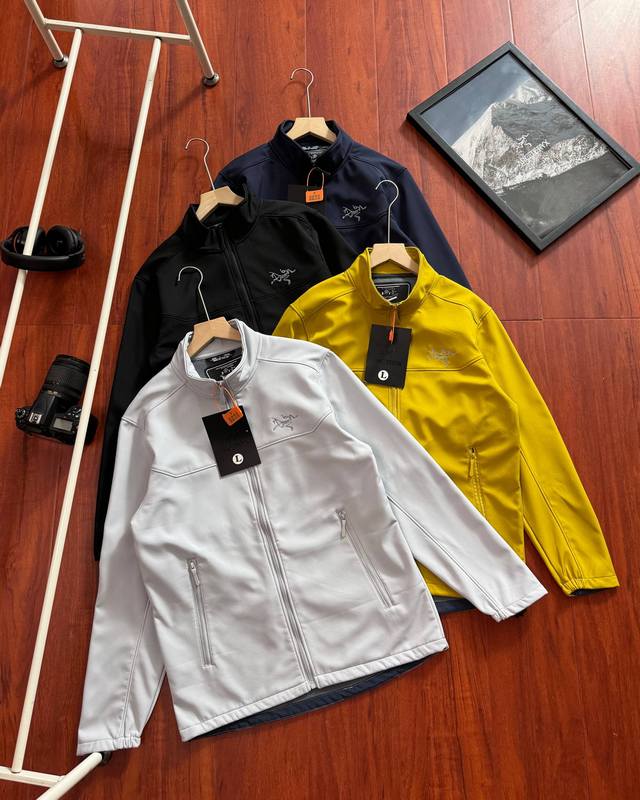 供 控 新款外套Arc'teryx 始祖鸟刺绣Logo户外运动立领防风刺绣加绒软壳外套 傲视全网，最新科技面料， 立领软壳外套，采用先进的科技面料，兼具卓越的功