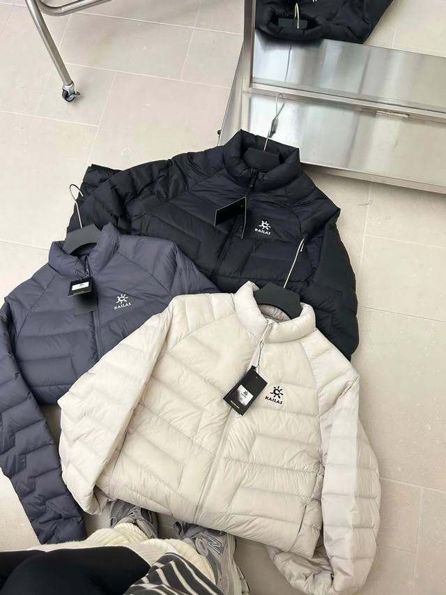 供 控 Kailas 凯乐石新款立领羽绒服 男女同款 新款90%白鸭绒男士轻量保暖户外运动徒步爬山立领羽绒服！ 内填充90%白鸭绒！新国标！优质朵绒！工艺细节到