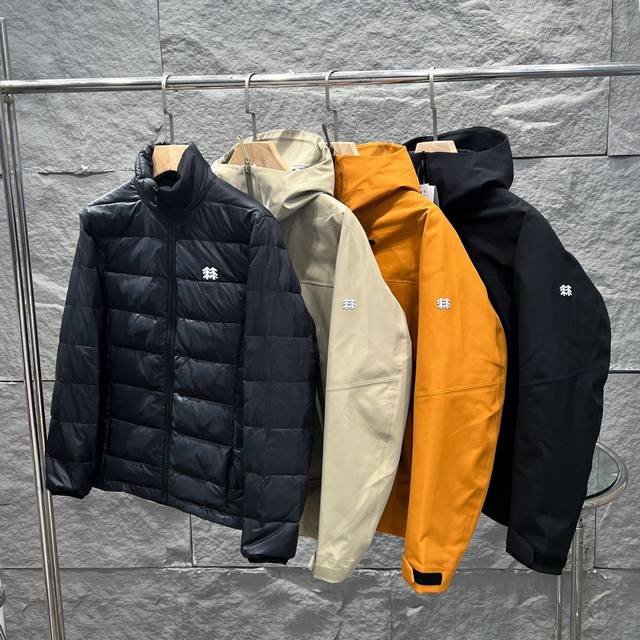 供 控 Kolonsport 可隆 新款硬壳压胶极简小标户外三合一羽绒服冲锋衣 -颜色：黑色 卡其 橙色 -尺码：S M L Xl 2Xl 3Xl 这款羽绒服设