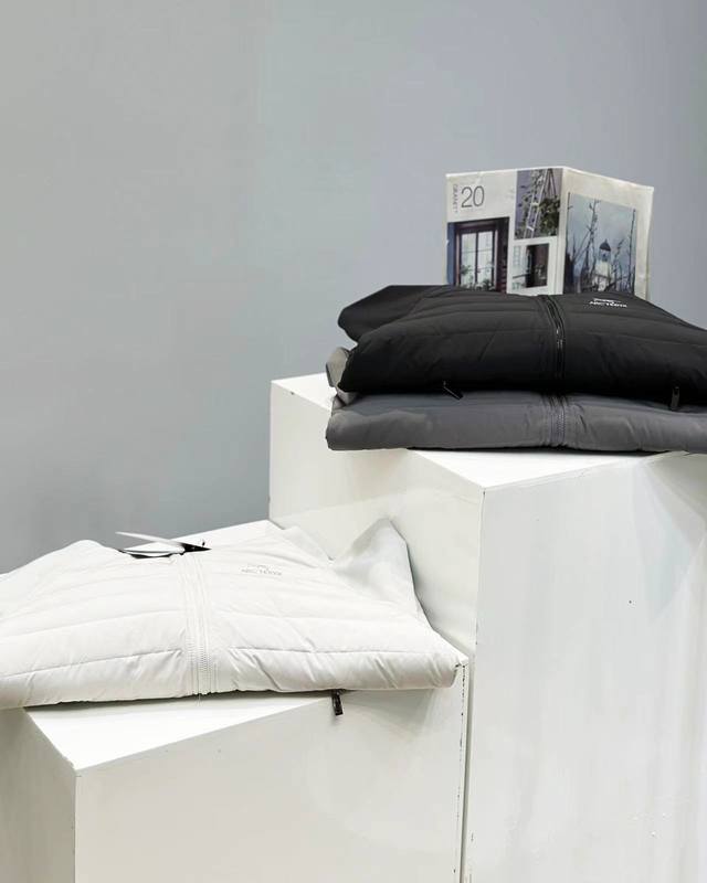 供 控 Arc‘Teryx 始祖鸟针织冬季保暖情侣羽绒服！ 这款羽绒服在被打湿后仍可锁温保暖，面料透气、耐用，富有弹性的侧面嵌料贴合身形， 柔软灵活！ 基本信息