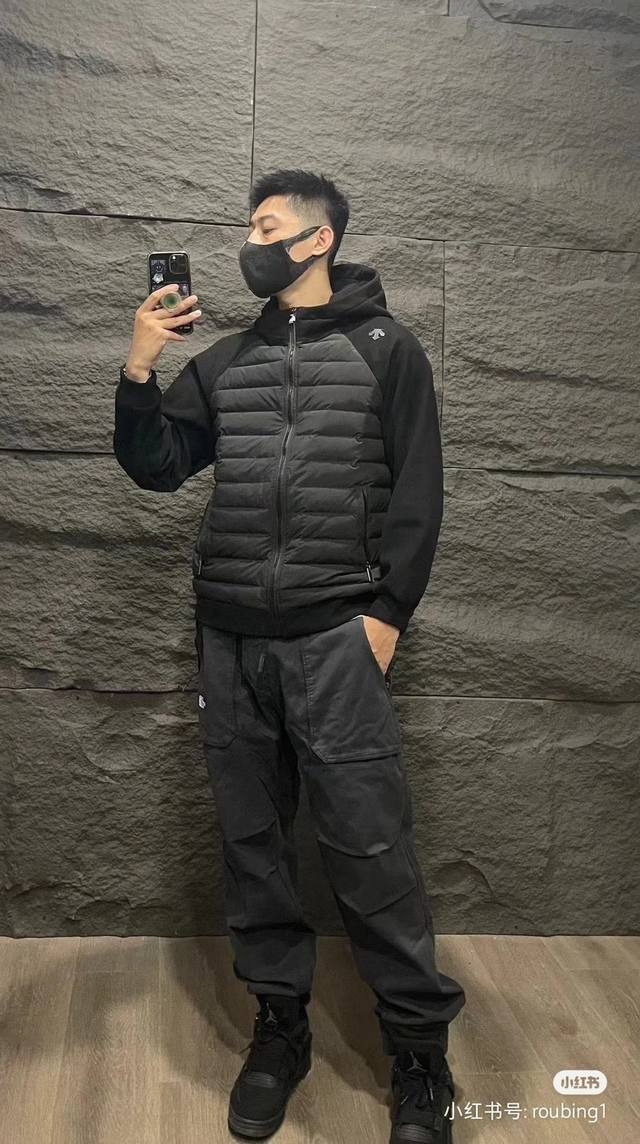 供 控 高品质 迪桑特连帽羽绒服 #Descente 迪桑特 Fw23新品无性别短款简约保暖连帽羽绒服外套A8806 羽绒采用国标90白鸭绒填充 并设有经典长方
