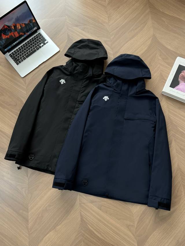 7708# Descente 迪桑特户外防风防水拉链休闲夹克功能性薄款连帽三合一外套 面料采用轻薄、防风，透气，轻量，耐磨，Dwr处理 防泼水 能凝结面料水珠，