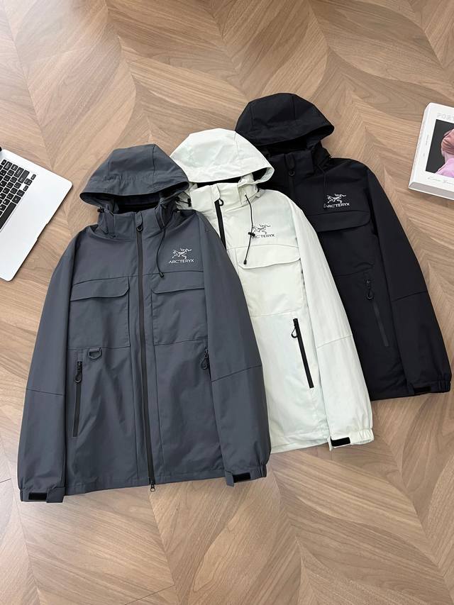 7715# 始祖鸟Arc”Teryx三合一冲锋衣！这款鸟家冲锋衣是你的最佳选择。 专业级防水面料，防水指数高达[X]Mmh2O，能抵御暴雨侵袭，保持干爽。透气性