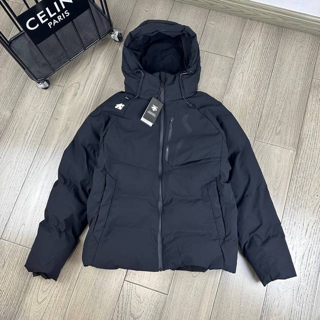 供 控 高品质 专柜最新款！Descente 迪桑特男款户外加厚连帽保A9979暖夹克棉服！ 无敌好穿的一款具有性价比很高的棉服！ 非常推荐入手！ Arcter