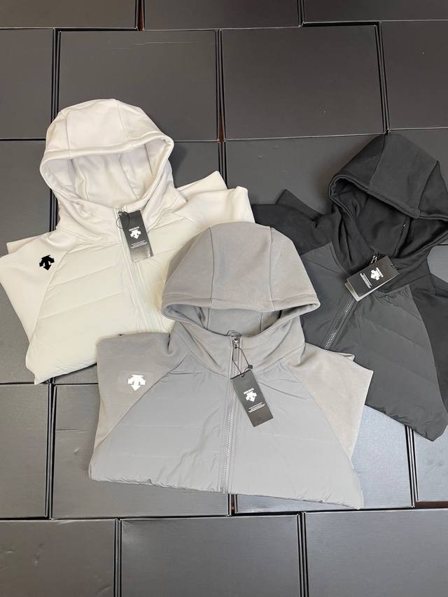 供 控 Descente迪桑特男女同款羽绒服 高版本高品质 原版面料采用漆面尼龙制成 肩部再现徽标轮廓的创意绗缝焕新经典款型 进口欧标白鸭绒填充 并设有经典长方