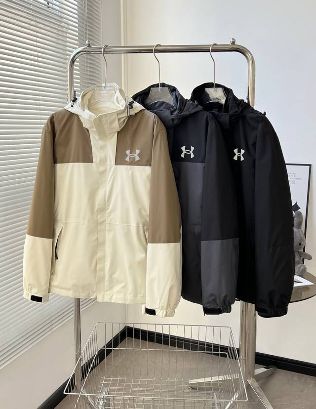 8957# 三合一 银狐绒 Under Armour Ua安德玛反光小Logo专柜经典款三合一两件套男女情侣款冲锋衣夹克 可拆卸羽绒内胆三合一冲锋衣！！隐藏式拉