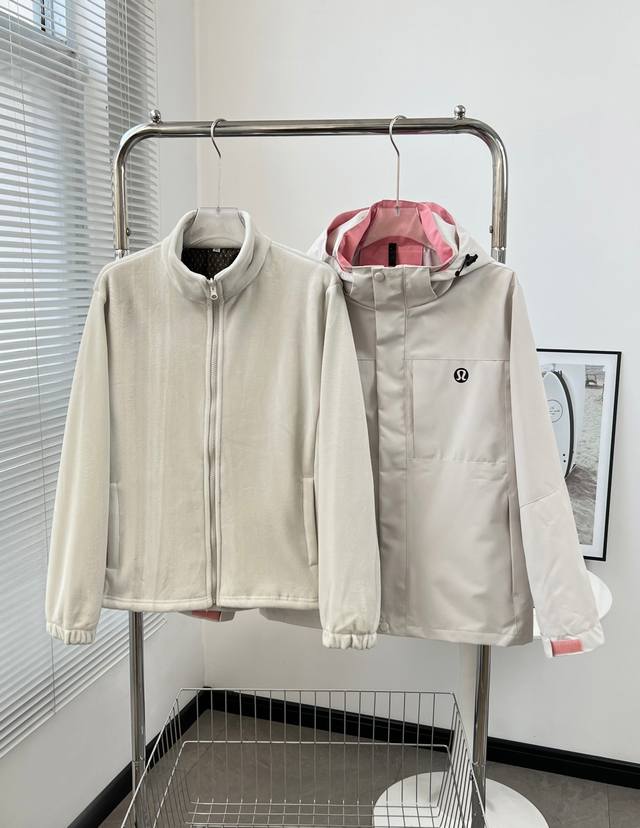 6803# 女款收腰 女士拉链外套丨Lululemon丨 首先这款衣服款式属于高定版女士的三合一冲锋衣！ 上身非常的潮！ 面料采用的是Gore-Tex面料！ G