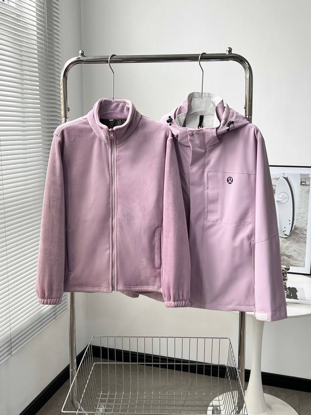 6803# 女款收腰 女士拉链外套丨Lululemon丨 首先这款衣服款式属于高定版女士的三合一冲锋衣！ 上身非常的潮！ 面料采用的是Gore-Tex面料！ G