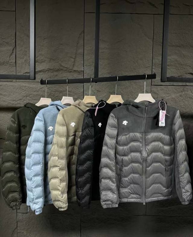 供 控 Descente 迪桑特休闲拼接摇粒绒羽绒服 内里填充国标90白鸭绒羽绒 版型绝绝子 经典迪桑特字母Logo 面料采用Glyde功能性面料 上层摇粒绒面