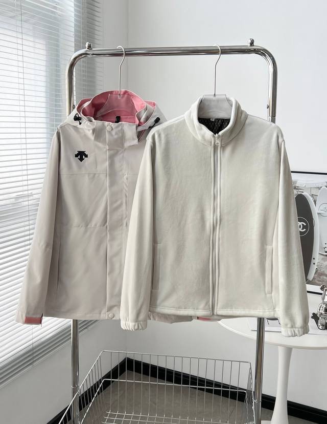 6802# 女款收腰 Descente 迪桑特女款三合一冲锋衣 这款冲锋衣以其卓越的品质和精湛的工艺，成为了女性户外装备的理想之选。 软壳材质，既具备出色的防风