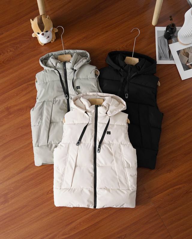 供 控 Kolonsport 可隆秋冬三色休闲保暖连帽情侣棉马甲 火爆推荐！城市户外通勤款 这款马甲采用蓬松度很高羽绒棉填充，表层面料为耐磨的尼龙面料，触感柔软