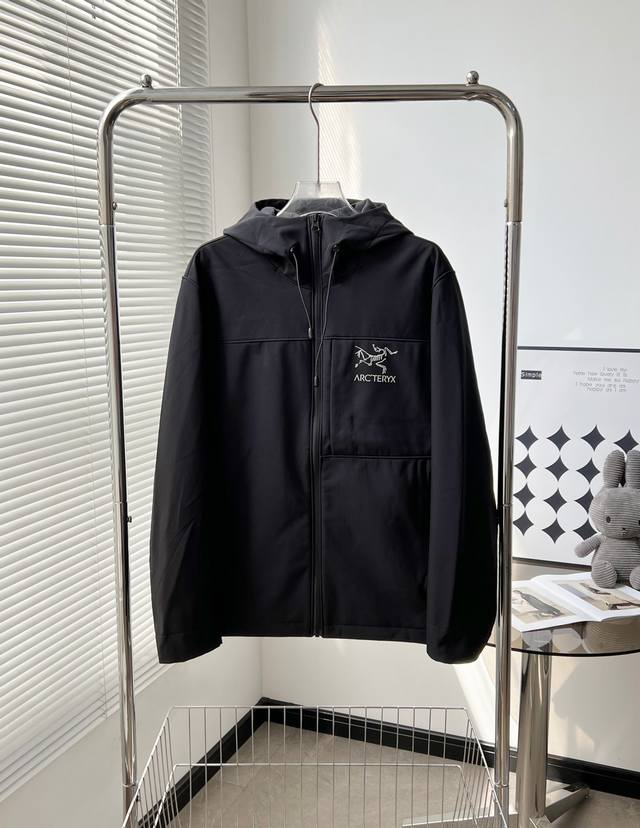 8953# 高端来袭！完美出品！原版复刻！ Arc'teryx 始祖鸟户外王者情侣款春季户外防风防水休闲夹克软壳功能性连帽抓绒外套！ 薄绒内里！保暖排湿！ 属于