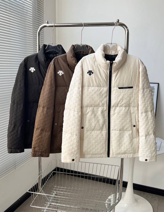 供 控 高品质 Descente 迪桑特男士星钻立领拉链3色齐发防寒保暖羽绒服！ 强效锁温御寒蓄热保暖防寒，具保暖功能防风高帽领 避免风雪入侵 保暖透气，袖口魔