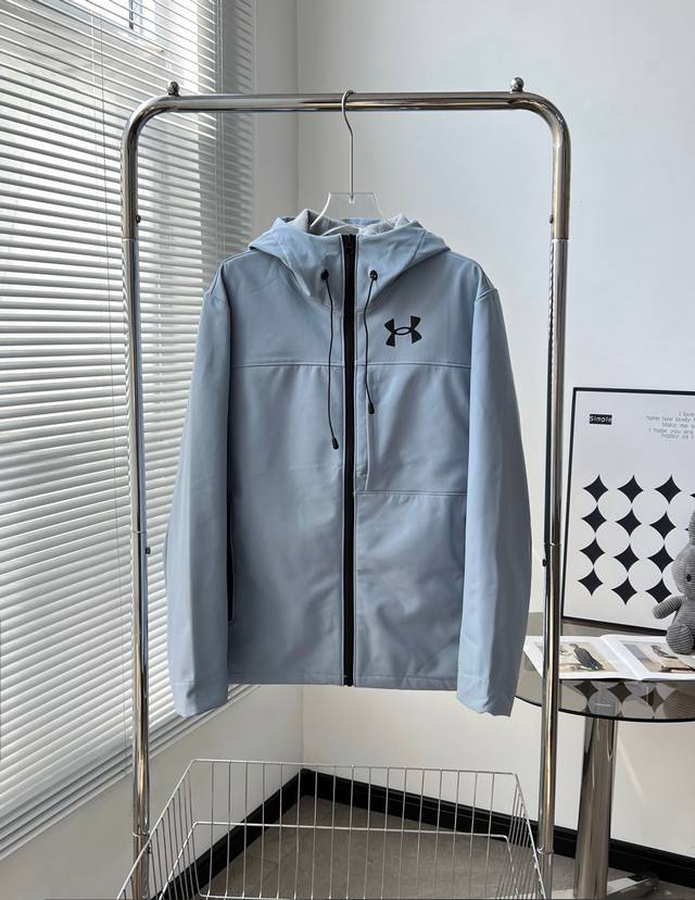 8951# 海外专柜款Ua安德玛防水透气软壳抓绒冲锋衣 新款连帽设计，不可拆卸口袋拉链压胶设计，再加上今年最新的科技面料，将整件衣服的动感，简洁，干练，体现的淋