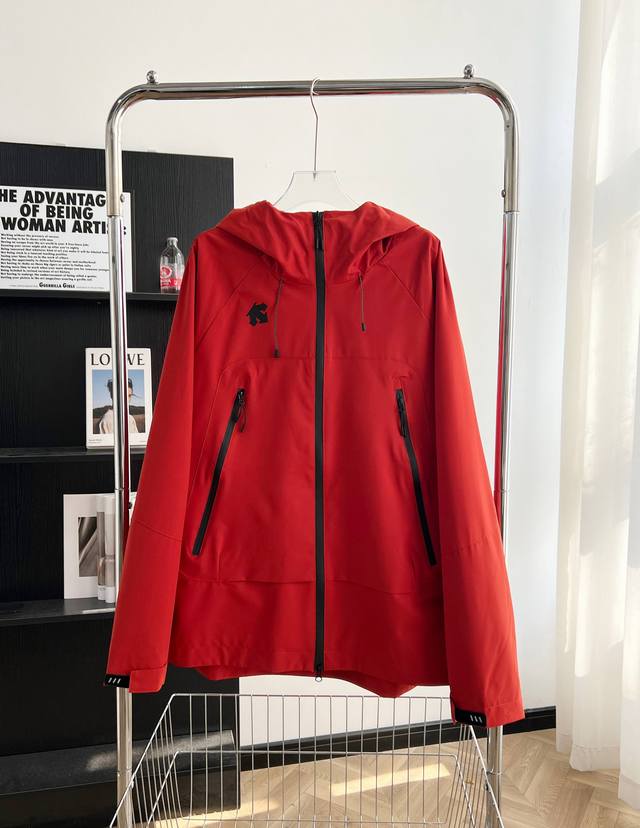 9911# Descente 迪桑特户外防风防水半拉链休闲夹克功能性薄款连帽外套 面料采用轻薄、防风，透气，轻量，耐磨，Dwr处理 防泼水 能凝结面料水珠，户外
