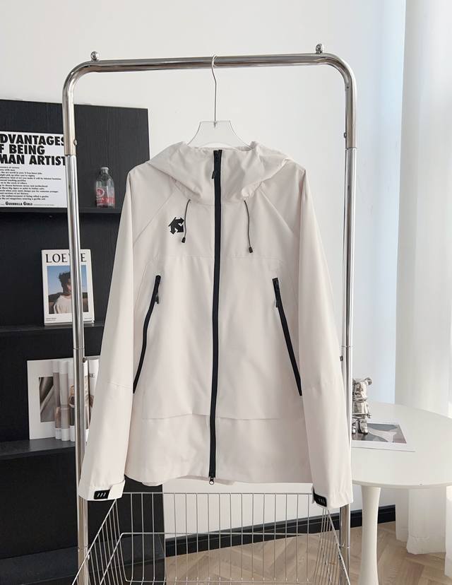 9911# Descente 迪桑特户外防风防水半拉链休闲夹克功能性薄款连帽外套 面料采用轻薄、防风，透气，轻量，耐磨，Dwr处理 防泼水 能凝结面料水珠，户外