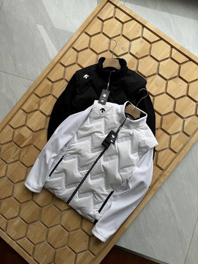 供 控 Descente迪桑特高尔夫 Pro系列 男女同款假两件羽绒服 国标90白鸭绒填充 并设有经典长方格绗缝 确保内里羽绒分布的均匀程 面料手感光滑且非常的