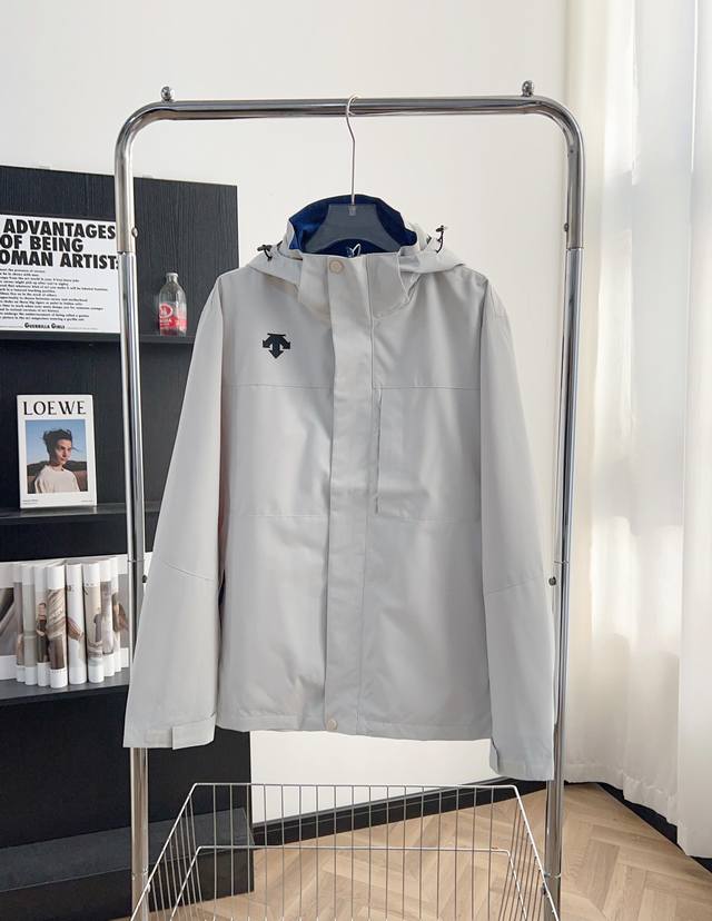 9908# Descente 迪桑特户外防风防水半拉链休闲夹克功能性薄款连帽外套 面料采用轻薄、防风，透气，轻量，耐磨，Dwr处理 防泼水 能凝结面料水珠，户外