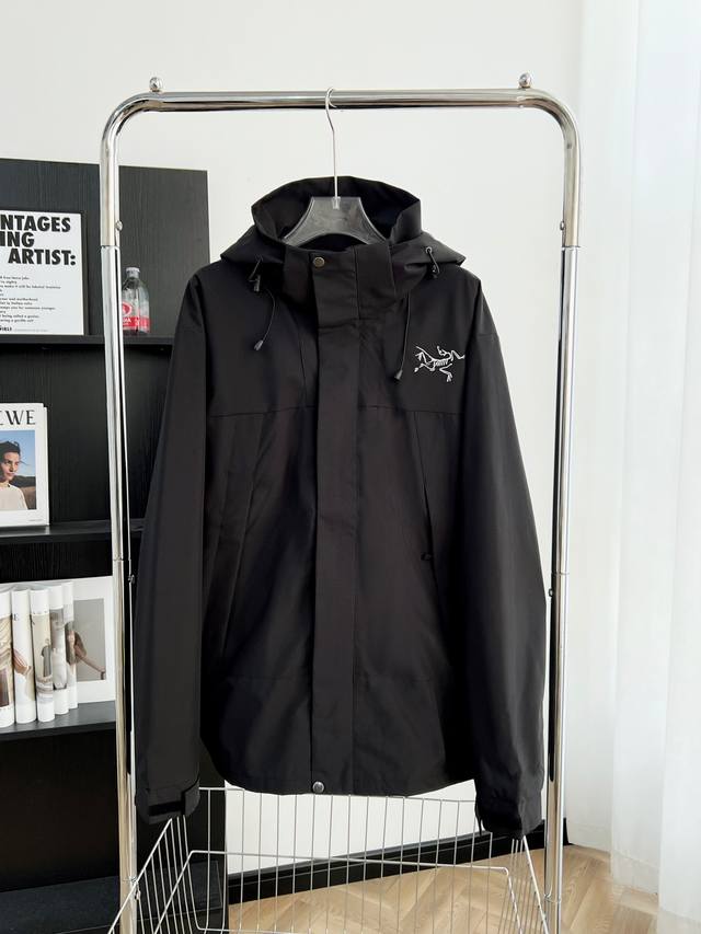 9906# Arc’Teryx 始祖鸟情侣防水透气软壳连帽冲锋衣 外套 颜色：米白色 黑色 尺码：M-3Xl 傲视全网，最新科技面料， 特点 防泼 保暖透气 防