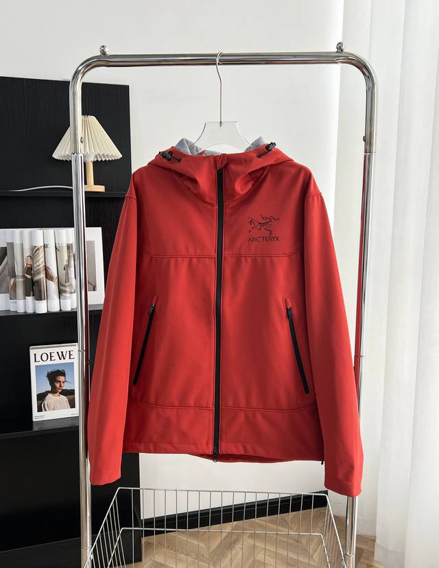 9905# Arc'teryx 始祖鸟 海外专柜款防水透气软壳内里绒面冲锋衣 “旗鼓” 新款连帽设计，不可拆卸口袋拉链压胶设计，再加上今年最新的科技面料，将整件