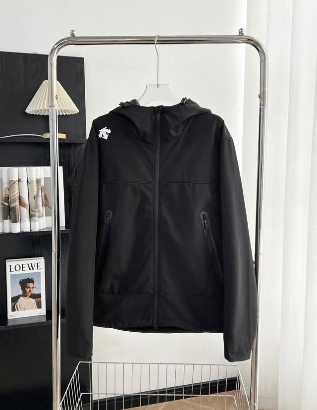 9903# 迪桑特 Descente 海外专柜款防水透气软壳内里绒面冲锋衣 “旗鼓” 新款连帽设计，不可拆卸口袋拉链压胶设计，再加上今年最新的科技面料，将整件衣